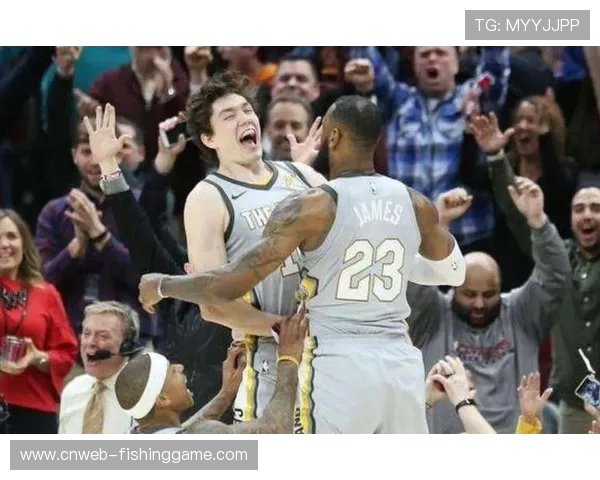 天津球员詹姆斯进球后与队友撞胸庆祝,主场气氛火热 天津球员詹姆斯进球后与队友撞胸庆祝,主场气氛火热